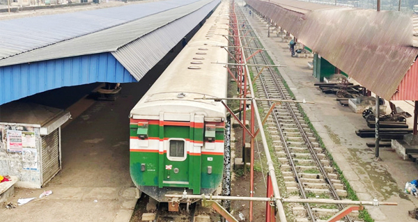 ৩০ ঘণ্টা পর সিলেট থেকে ছাড়ল ট্রেন, স্বস্তিতে যাত্রীরা