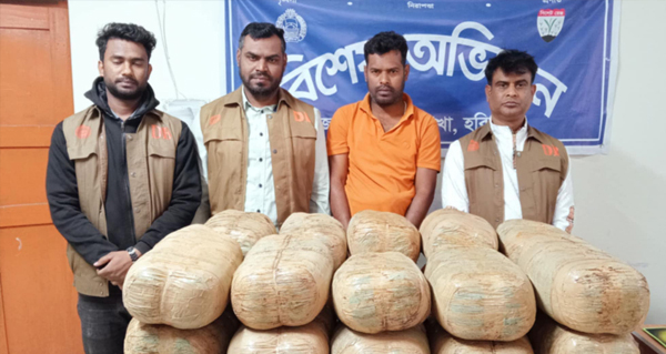 হবিগঞ্জে ডিবির অভিযানে বিপুল পরিমাণ গাঁজাসহ গ্রেপ্তার ১
