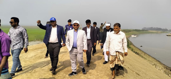 ধর্মপাশায় ফসলরক্ষা বাঁধের প্রকল্প পরিদর্শন করলেন জেলা প্রশাসক ড. ইলিয়াস মিয়া