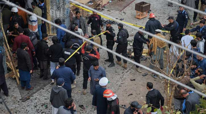 পাকিস্তানে মসজিদে ভয়াবহ বিস্ফোরণে আইএসের দায় স্বীকার