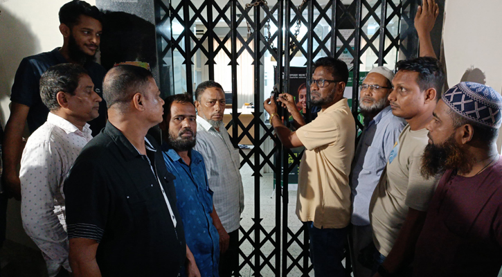 টাকা তুলতে না পেরে ন্যাশনাল ব্যাংকে তালা দিলেন গ্রাহকরা