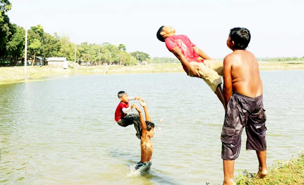 গরমের মধ্যে লোডশোডিং যেন 'মরার উপর খাড়ারঘা'