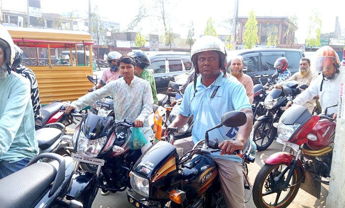 জ্বালানি তেলের দাম বাড়ার গুজবে সিলেটে পাম্পে ক্রেতাদের হুমড়ি