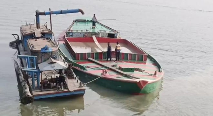 দোয়ারাবাজারে নদীর পাড় কেটে বালু উত্তোলন: ড্রেজার ও বাল্কহেডসহ আটক ৩