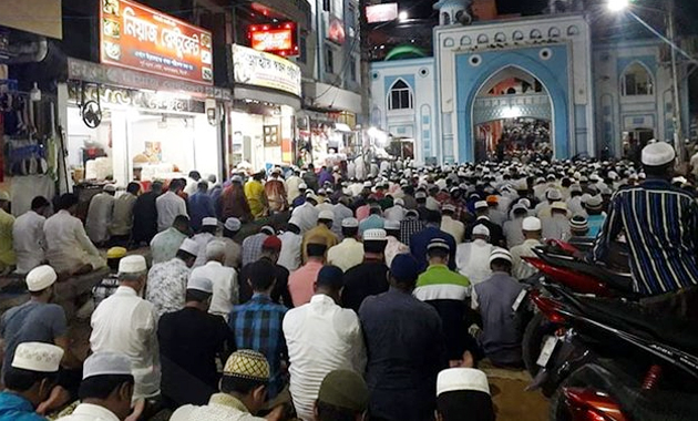 ইবাদত-বন্দেগির মধ্য দিয়ে পালিত হচ্ছে লাইলাতুল বরাত 
