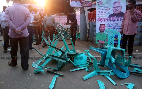 প্রতিমন্ত্রী শফিক চৌধুরীর সংবর্ধনা অনুষ্ঠানে চেয়ার ভাংচুর