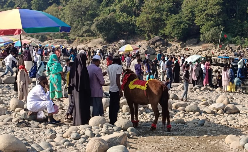 পর্যটকদের পদচারণায় মুখরিত জাফলং  