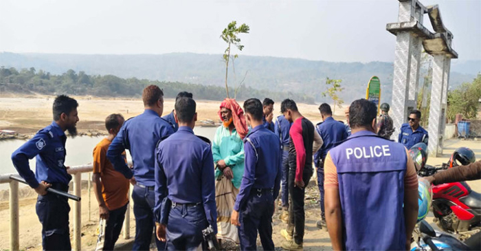 জাফলংয়ে অবৈধ বালু উত্তোলন বন্ধে টাস্কফোর্স অভিযান, আটক ৯