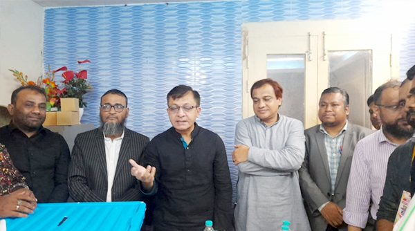 ওয়েস্ট ওয়ার্ল্ড শপিং সিটি ব্যবসায়ী সমিতির নির্বাচন পরিদর্শনে বিএনপি নেতা খন্দকার মুক্তাদির