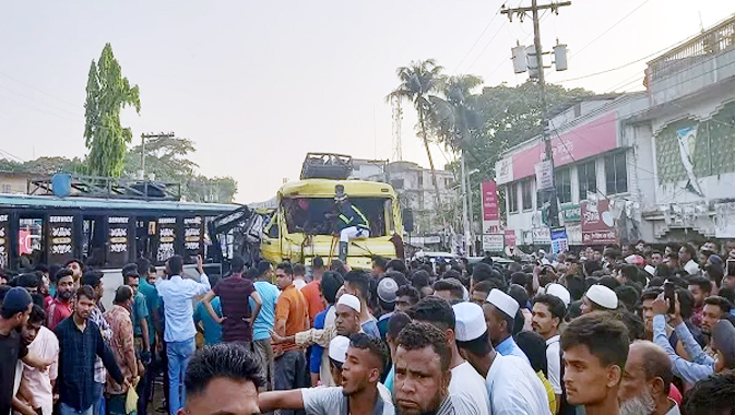 গোয়ালাবাজারে বাস-ট্রাক সংঘর্ষ