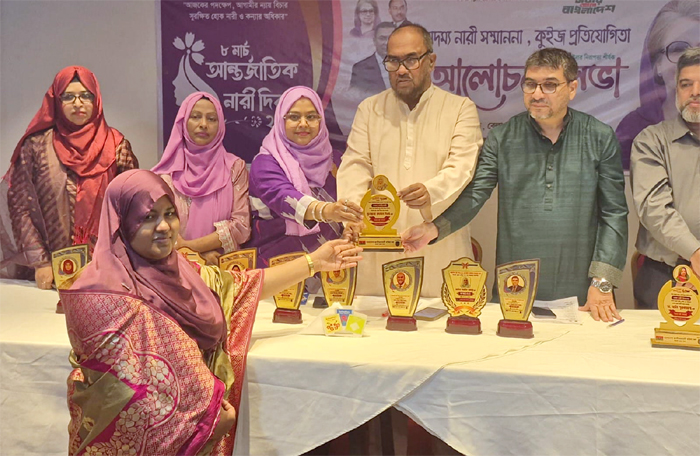 গণতান্ত্রিক ও ভোটাধিকার পুনরুদ্ধার আন্দোলনে ভূমিকা রাখায় অদম্য নারী সম্মাননা পেলেন দিনা রহমান