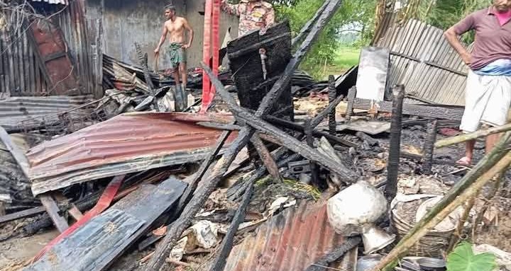 মাধবপুরে আগুনে বসতঘর পুড়ে ছাই