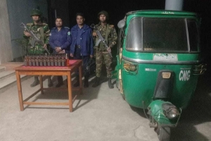 জৈন্তাপুরে ২৩ বোতল মদসহ সিএনজি আটক