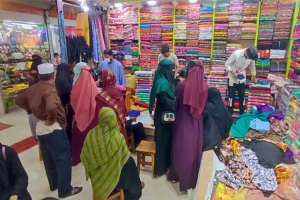 বড়লেখায় জমে উঠেছে ঈদের বাজার