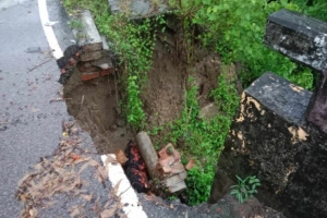 চন্দরপুর-সুনামপুর সেতুর এপ্রোচ সড়কে ধস