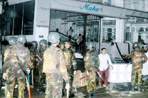 মাহা লুটপাটের মালামাল ফেরত দিচ্ছে জনতা