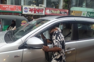সরকারি গাড়ি থেকে স্টিকার খুলে দিচ্ছে শিক্ষার্থীরা
