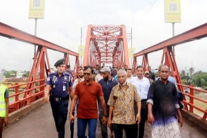 ক্বীনব্রিজে জেলা প্রশাসক ও সাবেক মেয়রের নেতৃত্বে হকার উচ্ছেদ অভিযান