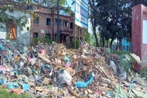 স্বাস্থ্য কেন্দ্রের পাশে ময়লার ভাগাড়