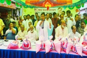 জামালগঞ্জে বন্যার্ত পরিবারের মাঝে প্রধানমন্ত্রীর উপহার সামগ্রী বিতরণ