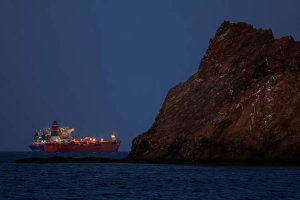 যুদ্ধবিরতি লঙ্ঘনের মধ্যে হরমুজ প্রণালী খোলা ‘অসম্ভব’: ইরান