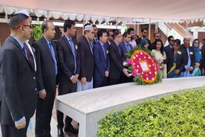 বঙ্গবন্ধুর সমাধিতে বিসিএস তথ্য সাধারণ ক্যাডার কর্মকর্তাদের শ্রদ্ধা নিবেদন