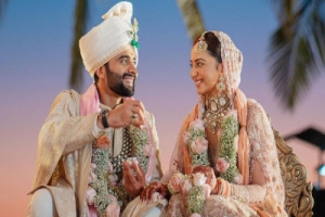 প্রেমিকের গলায় মালা দিলেন রাকুল 