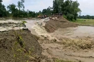 দেড় মাস পরও সংস্কার অসম্পূর্ণ, খোয়াই বাঁধে ফের ভাঙন দেড় মাস পরও সংস্কার অসম্পূর্ণ, খোয়াই বাঁধে ফের ভাঙন