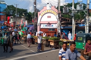 নগরীর রাস্তাগুলো হকারদের দখলে, জনদুর্ভোগ চরমে