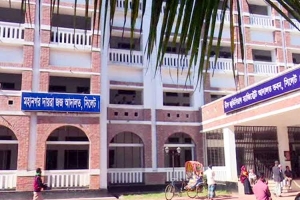 আদালতে আসামি পক্ষের ওপর বাদিনীর হামলায় আহত ২, আটক ২