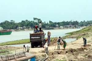 সুনামগঞ্জে সুরমা নদীর পার কেটে মাটির ব্যবসা