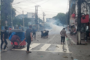 শিক্ষার্থীদের সাথে পুলিশের সংঘর্ষ সাউন্ড গ্রেনেড ও টিয়ারশেল নিক্ষেপ