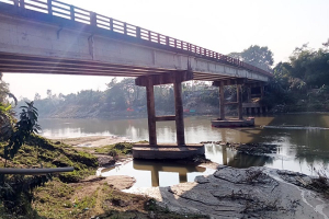 কুলাউড়ায় মনু নদীতে অবাধে চলছে বালু উত্তোলন