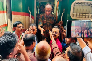 সিলেটগামী ট্রেনে রেলপথ পরিদর্শন, যাত্রীদের অভিযোগ শুনলেন আরিফুল হক
