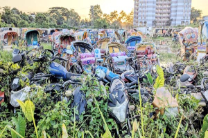 সিলেটের ডাম্পিং ইয়ার্ডে হাজারো যানবাহন, পড়ে থেকে নষ্ট হচ্ছে যন্ত্রাংশ সিলেটের ডাম্পিং ইয়ার্ডে হাজারো যানবাহন, পড়ে থেকে নষ্ট হচ্ছে যন্ত্রাংশ