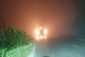 লালাবাজারে গভীর রাতে ট্রাকে আগুন