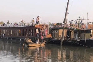 টাঙ্গুয়ার হাওরে পর্যটকবাহী হাউসবোট চলাচলে সতর্কতা জারি টাঙ্গুয়ার হাওরে পর্যটকবাহী হাউসবোট চলাচলে সতর্কতা জারি