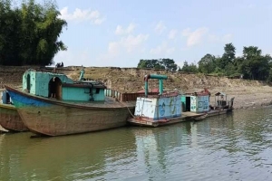 জাফলংয়ে অবৈধ বালু উত্তোলন, ৬১টি নৌকাসহ আটক ৩