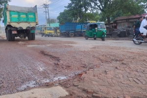 ভাঙাচোরা ২৫০ কিলোমিটার সড়ক, দূর্ভোগে নগরবাসী