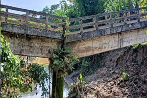 কুলাউড়ায় ফানাই নদীর ঝুঁকিপূর্ণ সেতুতেই এলাকাবাসীর চলাচল
