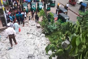 কদমতলী'র ওভারব্রিজের সিঁড়ি ভেঙে দিলো পুলিশ