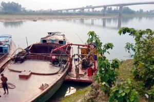 কুশিয়ারায় ড্রেজার দিয়ে বালি উত্তোলন, ঝুঁকিতে রাণীগঞ্জ সেতু