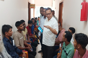 পাসপোর্ট অফিসে সেবাগ্রহীতাদের অভিজ্ঞতা শুনলেন এমদাদ হোসেন পাসপোর্ট অফিসে সেবাগ্রহীতাদের অভিজ্ঞতা শুনলেন এমদাদ হোসেন