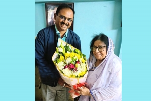 জয়া সেনগুপ্তকে এসইএসডিপি বিদ্যালয় ও কলেজ সভাপতির ফুলেল শুভেচ্ছা