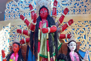 লাল দুর্গাপ্রতিমা দেখতে পাঁচগাঁওয়ে লাখো মানুষের ভিড় লাল দুর্গাপ্রতিমা দেখতে পাঁচগাঁওয়ে লাখো মানুষের ভিড়