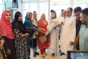 মির্জা আব্বাস ও আফরোজা আব্বাসকে স্বাগত জানালেন মহিলা দল নেতৃবৃন্দ