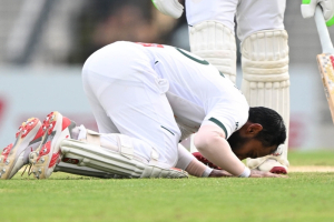 এক সেঞ্চুরিতে তিন রেকর্ড, সিজদায় মুশফিক