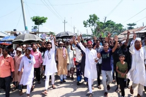 শান্তিগঞ্জের নোয়াখালী বাজারে মাইক প্রতীকের মিছিল ও পথসভা 