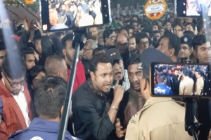 শহীদ মিনারে পুলিশের উপর চড়াও আওয়ামীলীগ
