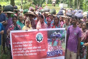 কুলাউড়ায় ৫০০ টাকা মজুরির দাবিতে চা-শ্রমিকদের বিক্ষোভ